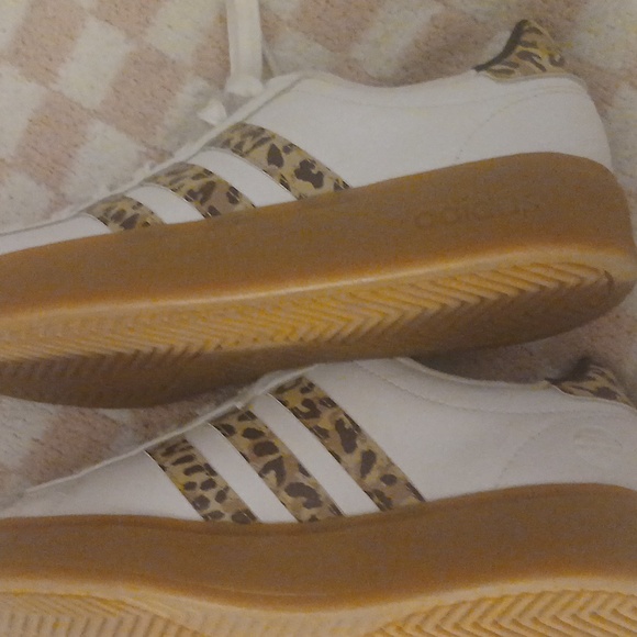 Adidas tenny shoes - Picture 4 of 4